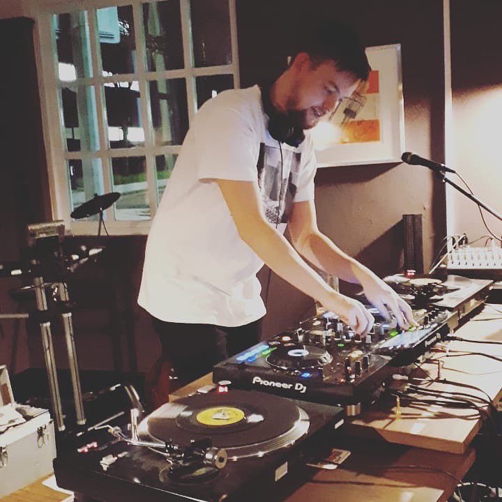 Here’s the lineup for the night:

🎧JUSTIN ROBERTSON
🎧TIRIKILATOPS (live)
🎧VANITY PROJECT (live)
🎧SIMBA
🎧BOLTS
🎧LEYLAND TRAXXX
🎧NODDING DOG DISCO