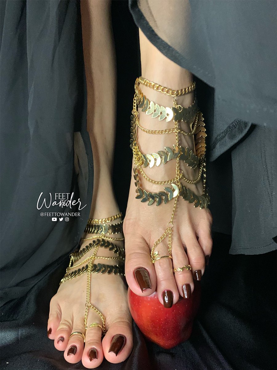 FeetWander's tweet photo. An apple a day won’t keep me away🍎

#feet #longtoes #pedicure #anklet #toering https://t.co/3kudW4oejV
