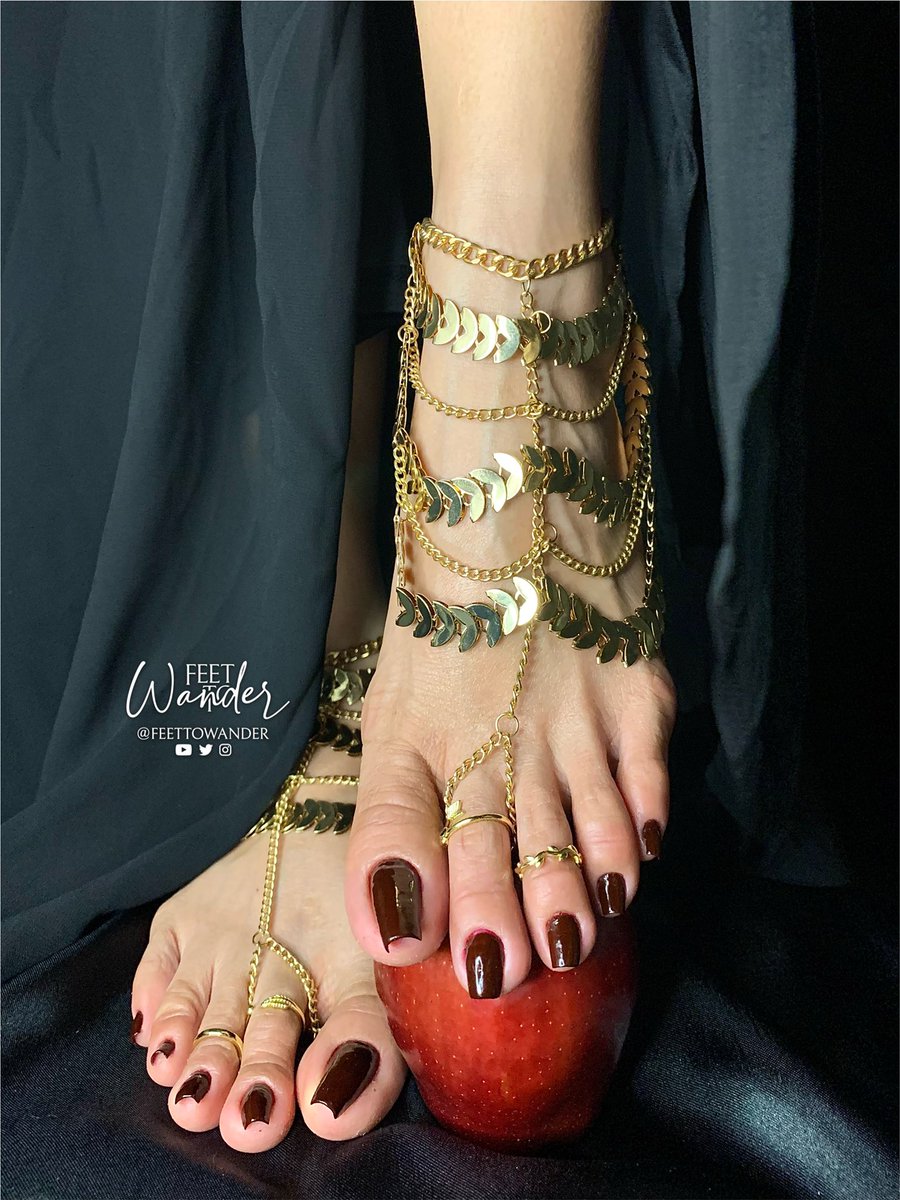 FeetWander's tweet photo. An apple a day won’t keep me away🍎

#feet #longtoes #pedicure #anklet #toering https://t.co/3kudW4oejV