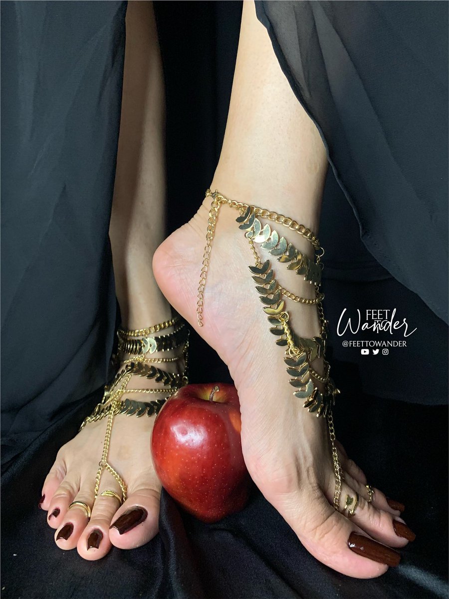 FeetWander's tweet photo. An apple a day won’t keep me away🍎

#feet #longtoes #pedicure #anklet #toering https://t.co/3kudW4oejV