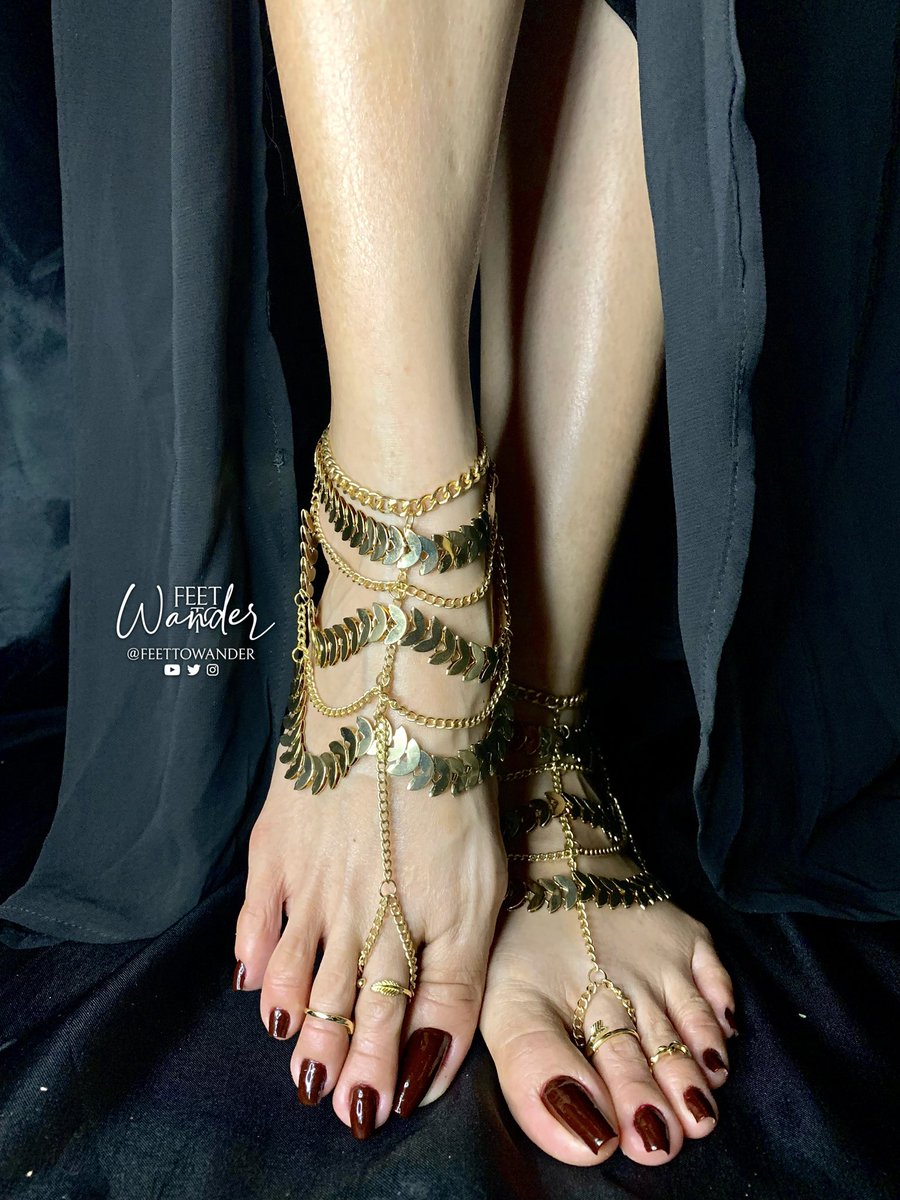 An apple a day won’t keep me away🍎

#feet #longtoes #pedicure #anklet #toering