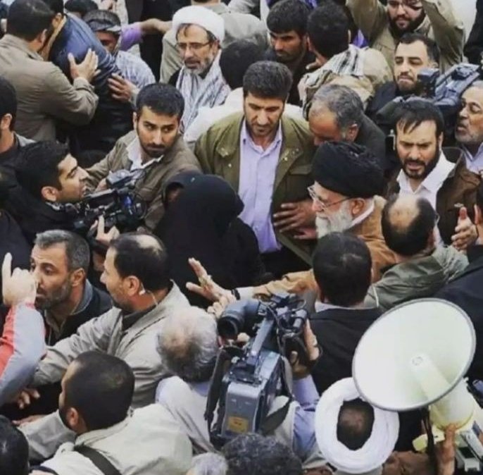 alirezalajani's tweet photo. #یه_مومن ، ناموس مردم براش مثل ناموس خودشه غیرت داره و هرگز اجازه نمیده این حس و هدیه الهی از حالت تعادل خارج بشه میدونه که تعصب بی خود از یک طرف و بی غیرتی از طرف دیگه دو لبه یه قیچی هستند. https://t.co/usY6I1KtgB