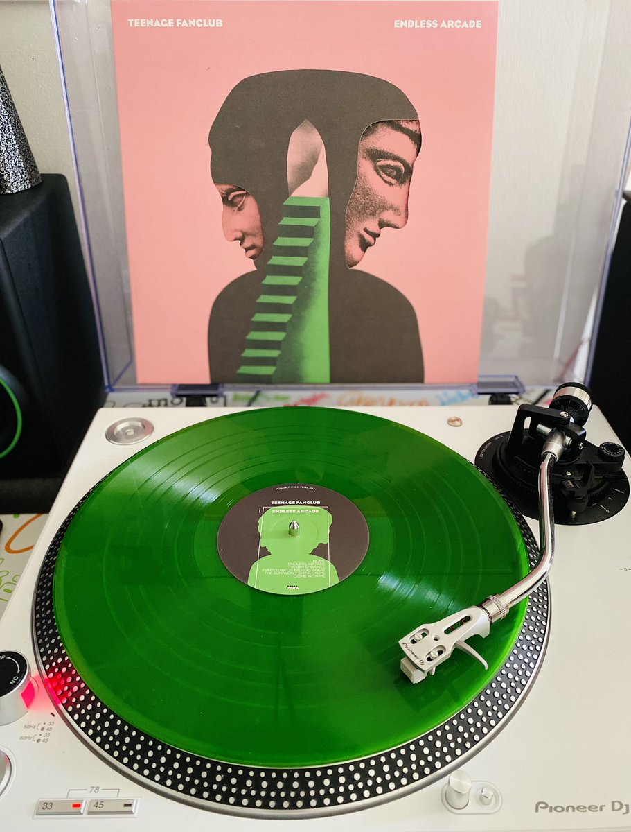 soozworld's tweet photo. That feeling when you think: ‘What shall I listen to, this afternoon?’ 🤔 Resulted in @TeenageFanclub today 🏴󠁧󠁢󠁳󠁣󠁴󠁿🎶 😊 #EndlessArcade 💚💗 https://t.co/VP8U20DCWl