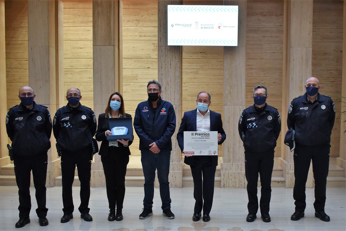 emiliosaezcruz's tweet photo. 🥈 Hoy he recogido, en representación del @AytoAlbacete, el premio #EducaCiudadZero, en la Categoría de Plata, otorgado a la ciudad por la @EducaVialAIPSEV, por no haber registrado siniestros mortales de tránsito durante #2020. 

#SeguridadVial https://t.co/3YrVrep9Ls
