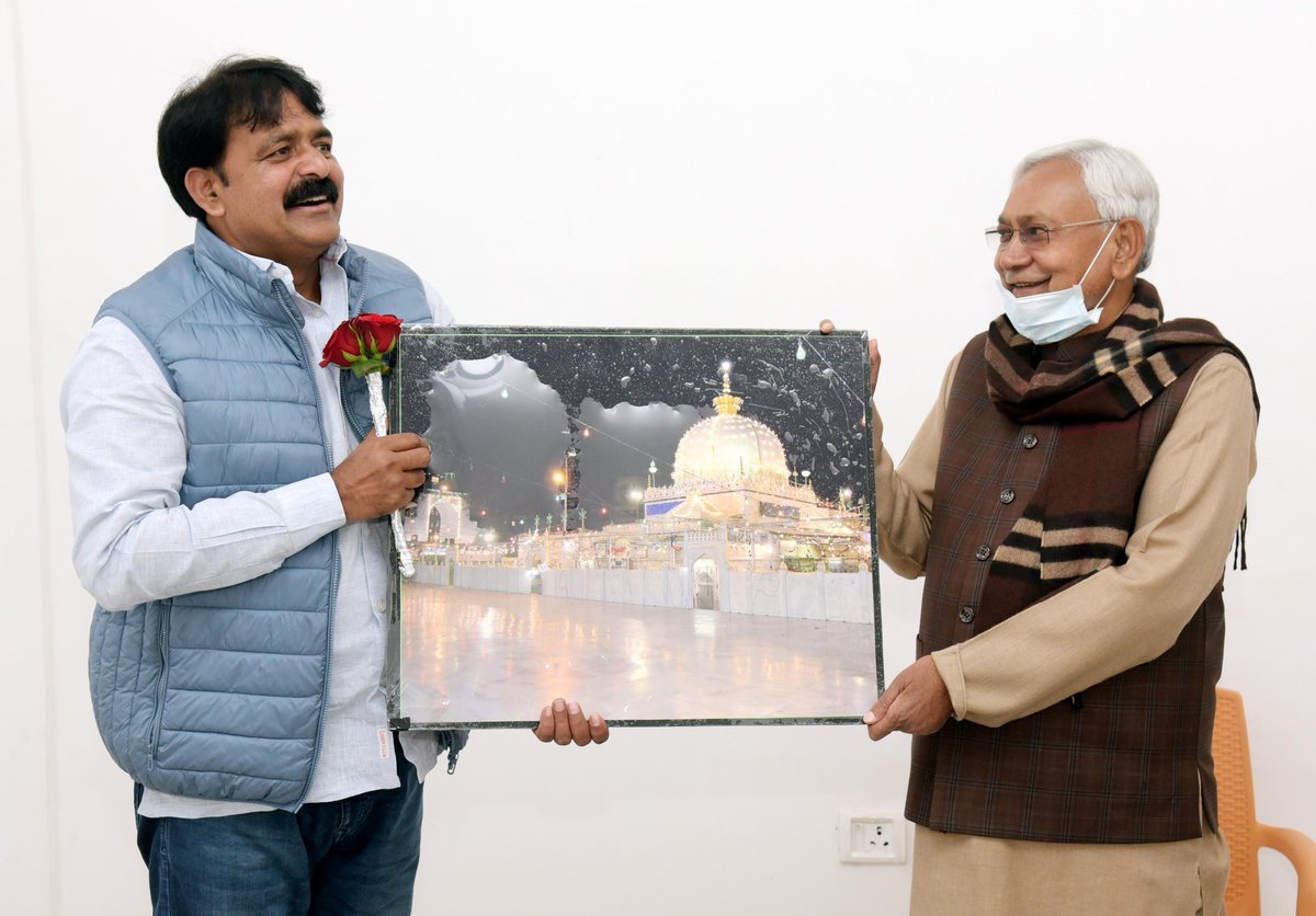 हजरत ख्वाजा गरीब नवाज की दरगाह, अजमेर शरीफ में चादर पेश करने के बाद वापस आए अल्पसंख्यक कल्याण मंत्री श्री जमां खान ने हजरत ख्वाजा गरीब नवाज की दरगाह का मोमेंटो और तबर्रूक (प्रसाद) भेंट किया।