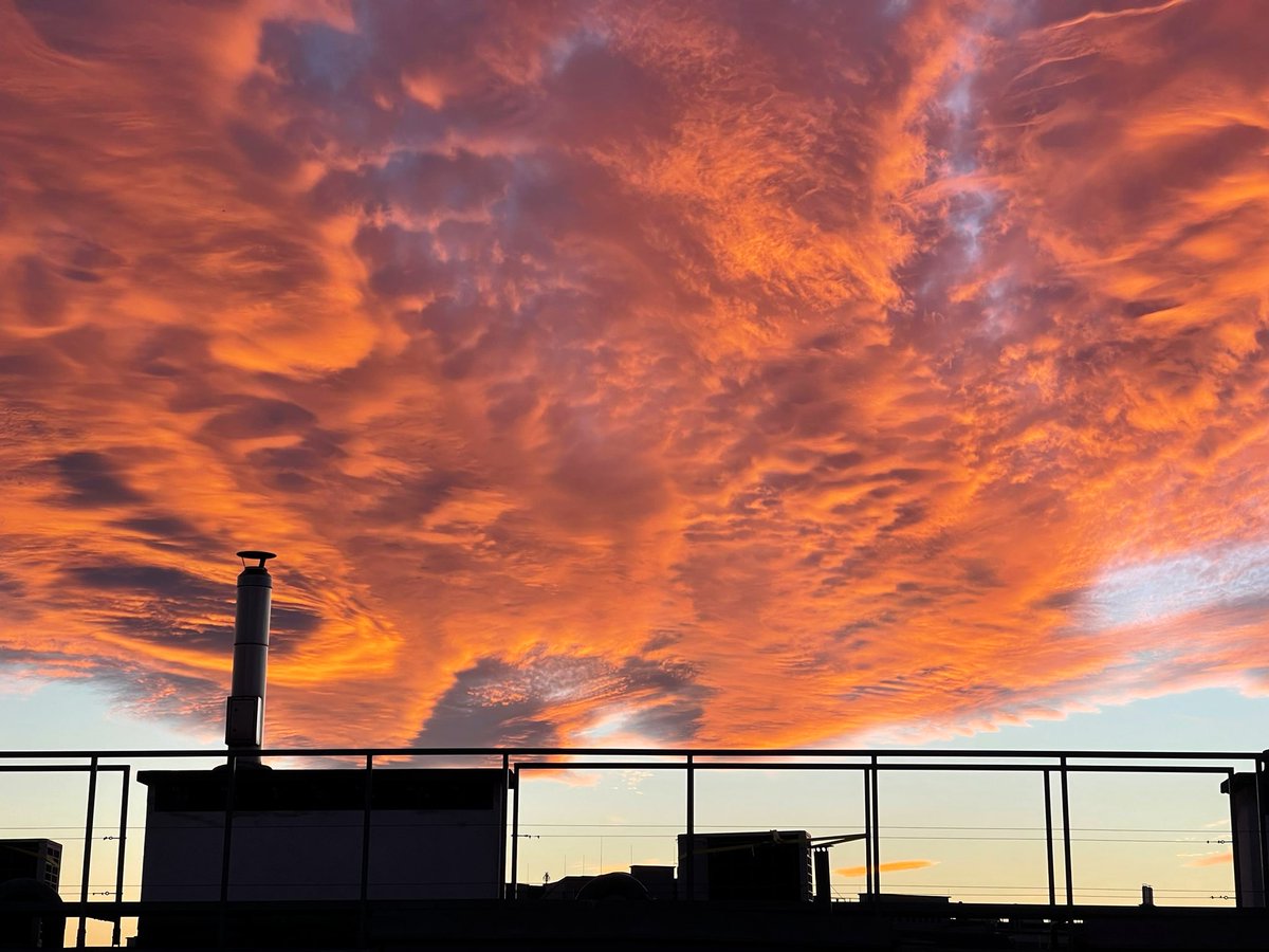 Meteorological magic 😍 Stunning cloud formations this evening in #Vienna…