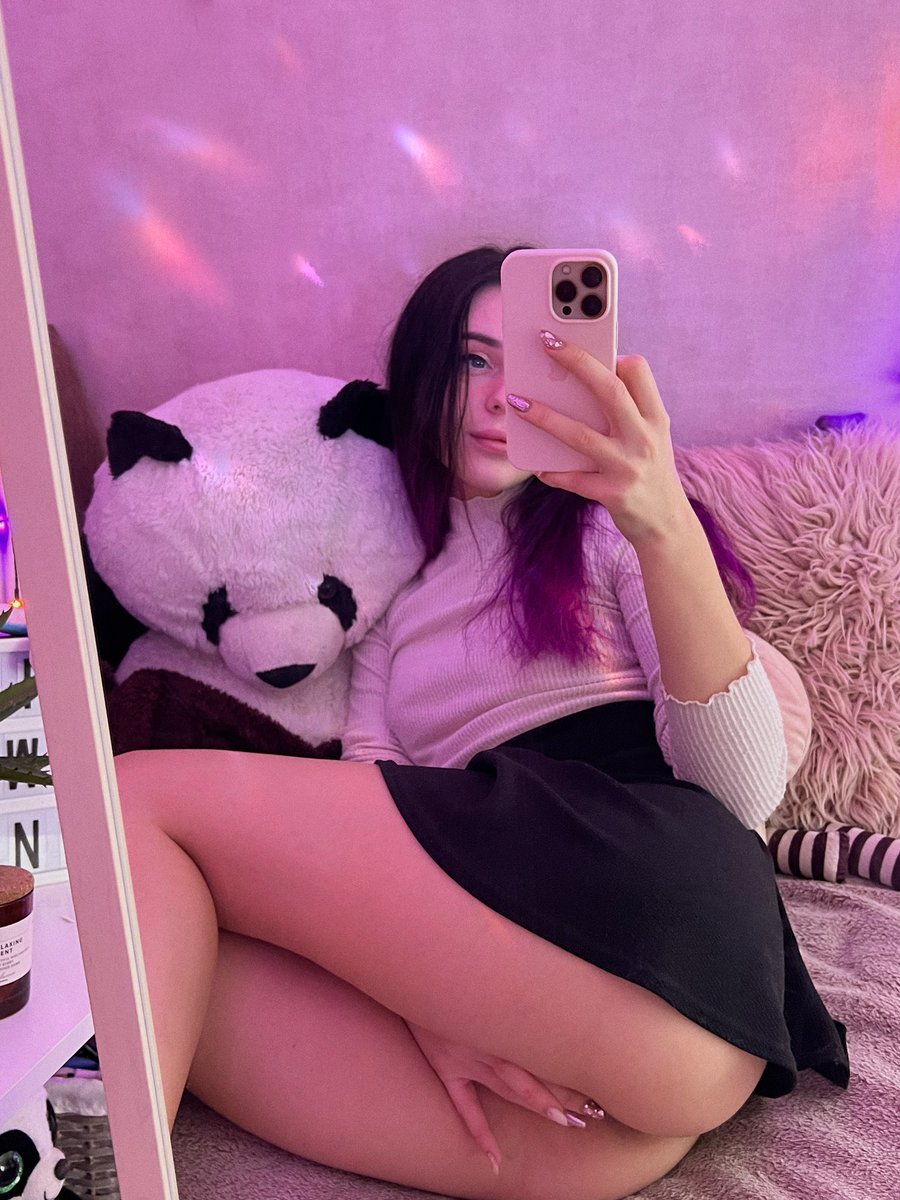 WeirdMeee1's tweet photo. Like &amp; retweet and I will send you photo where I lifted this skirt !💖🦄 https://t.co/Xv1ojq3rsA