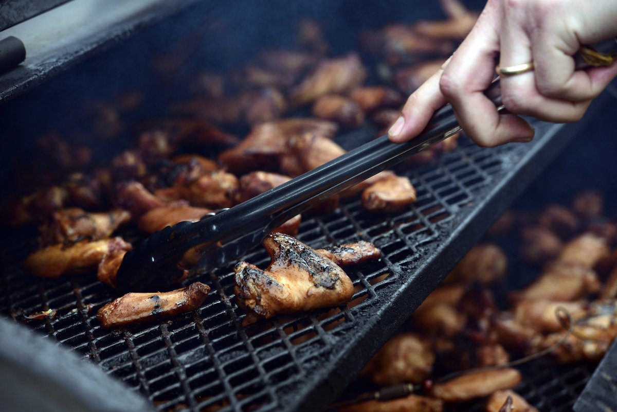 Hogs4TheCause's tweet photo. Get sauced with us! Our 'Just Wingin' It' Competition presented by @TABASCO kicks Hogs off on April 1st! What was your fav wings from last year??
#bbq #wings #LightThingsUp https://t.co/5pmTg5fKwR