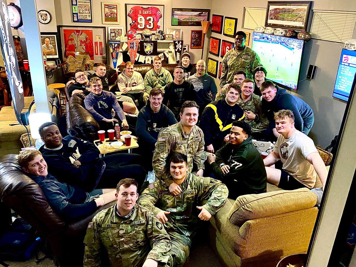 coachbrentdavis's tweet photo. And so it begins! Forging the 2022 #MOB through relationships, love, cheese dip, and  @JenDavis1978 banana pudding! #NCOT #FiveLikeOne #ToughMindedPrepareDoYourJob https://t.co/LcusKxsObX