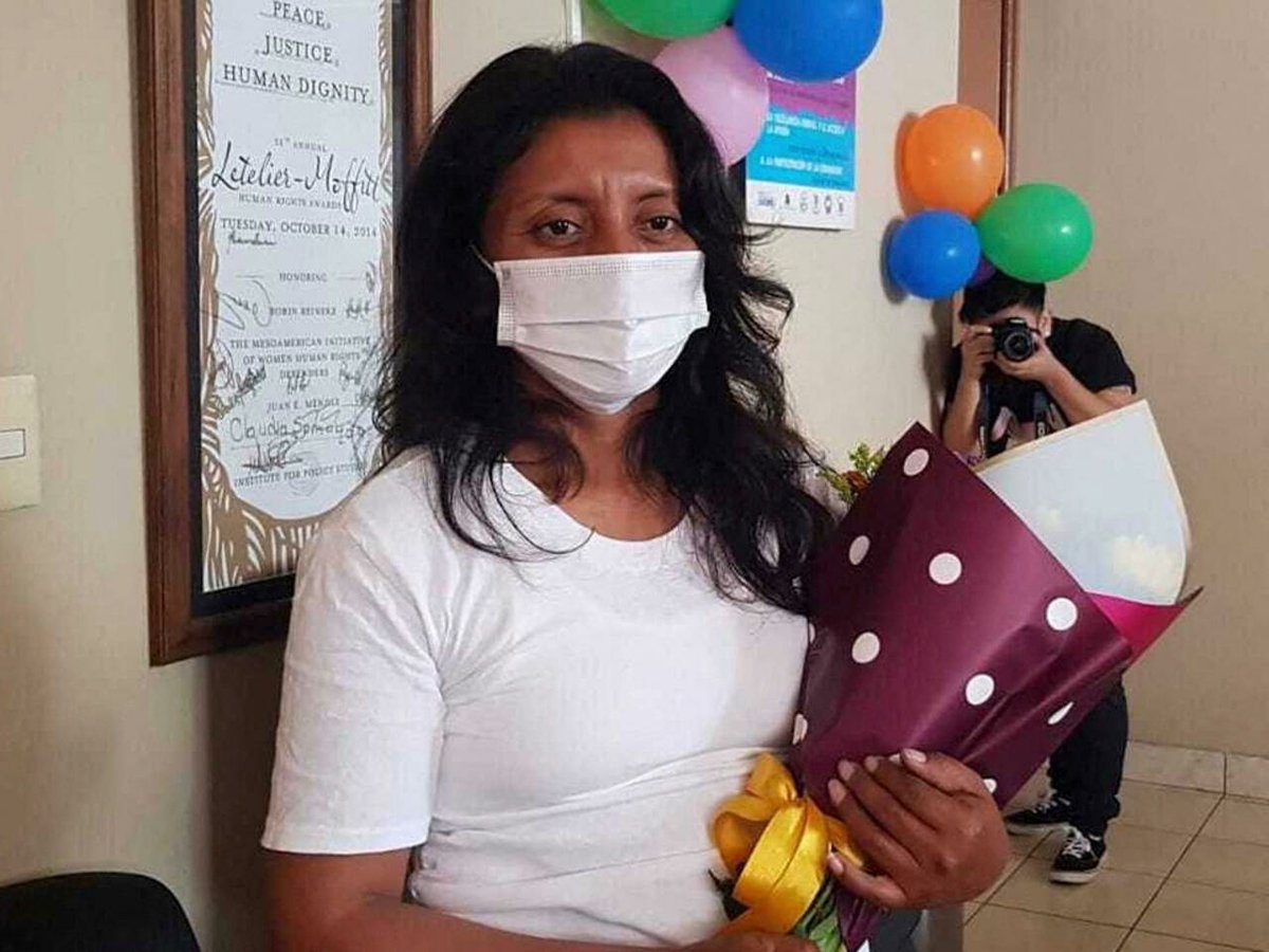annenviva13's tweet photo. #Salvadoreña puesta en libertad tras 10 años encarcelada por sufrir una emergencia obstétrica que le provocó #aborto que es tipificado en #ElSalvador como homicidio agravado. Agrupación Ciudadana por Despenalización del Aborto celebra que errónea sentencia de 30 años terminó. https://t.co/Gweoy4tb9D