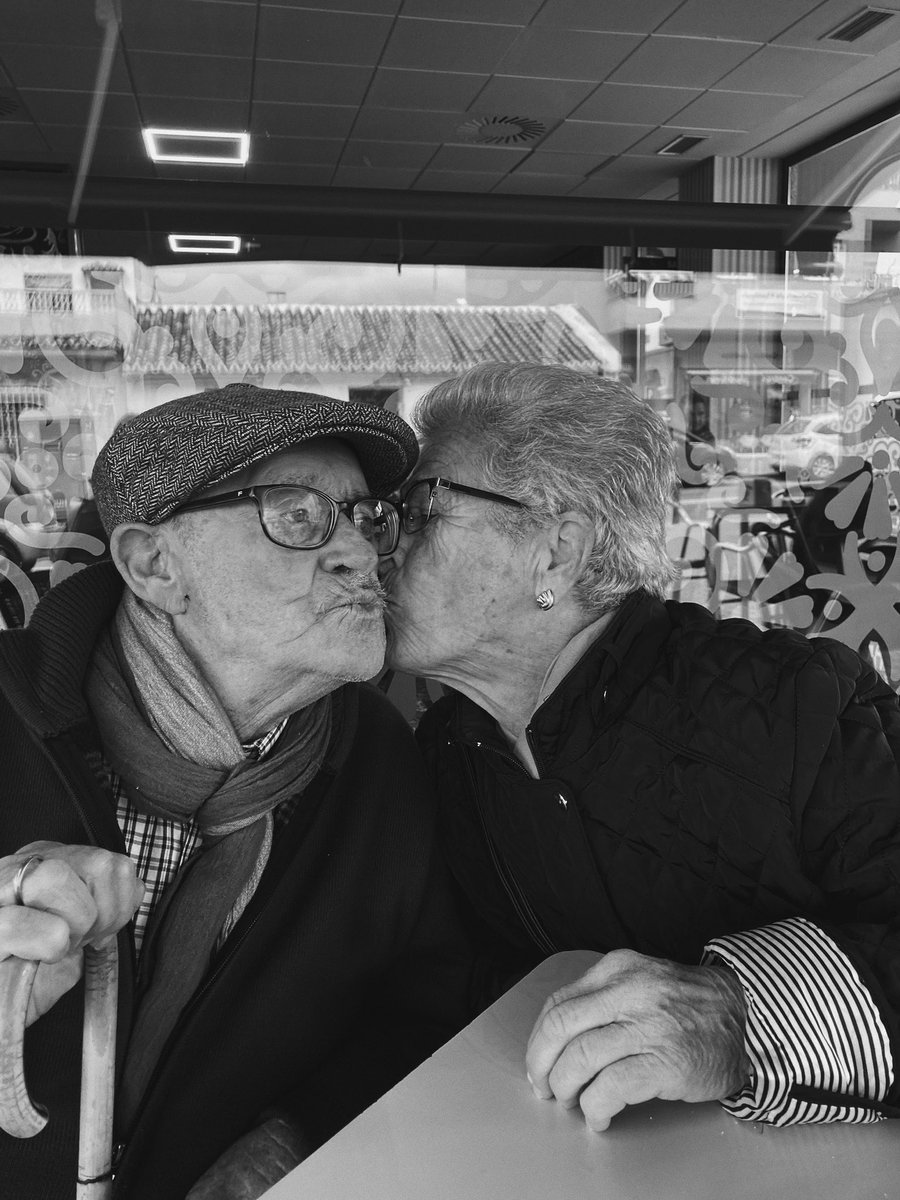 nadiaa_loopez's tweet photo. Mi abuelo: supe desde el primer día en que la vi que sería la persona con la que compartiría el resto de mi vida, y no me equivoqué. https://t.co/Oed5c75L9z