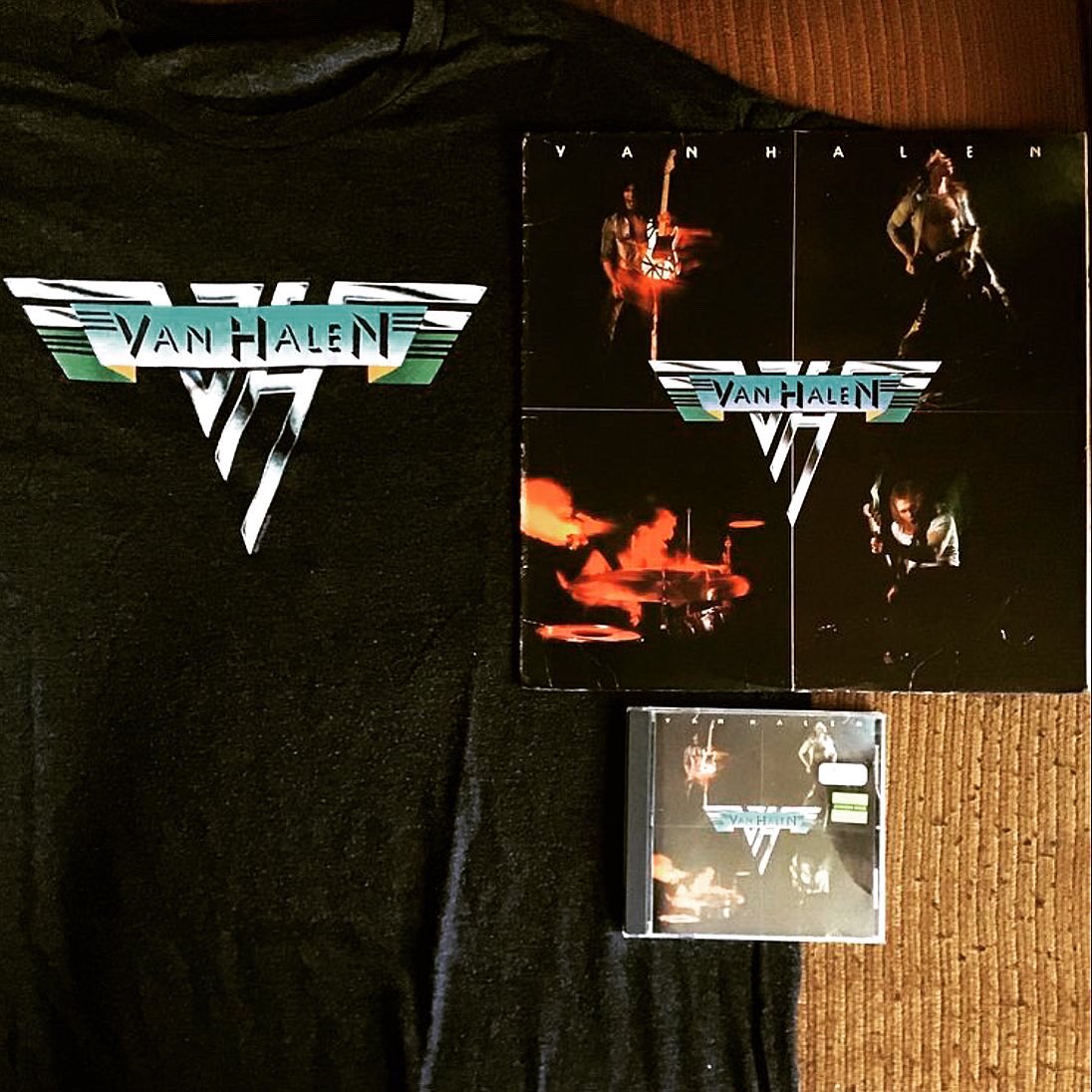 WrEtcH_'s tweet image. 📸 #OnThisDay February 10, 1977 @VanHalen released their debut studio album which charted at #19 on the @billboardcharts and is certified diamond.  The album contains the singles #YouReallyGotMe #RunningWithTheDevil #JamiesCrying #OnFire &amp;amp; #AintTalkinBoutLove