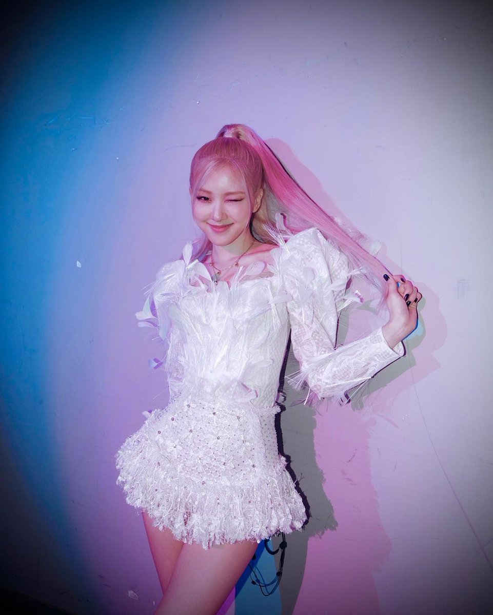 lluckyari's tweet photo. HAPPY HALF FIFTY ROSÉ
#OurRockstarROSÉDay https://t.co/dAWiVTiqqf