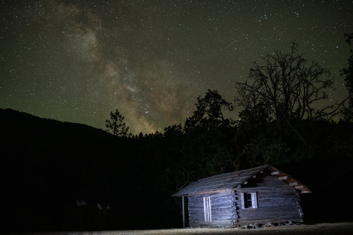 BLMOregon's tweet photo. The Zane Grey cabin rests peacefully underneath the Milky Way. 🌟🌲📖
Western novelist #ZaneGrey fell in love with Oregon's Rogue River in the 1920s. He would spend his life writing about the river's pristine wilderness -- even building this cabin on its shores. #history https://t.co/rsWbHeFlvg