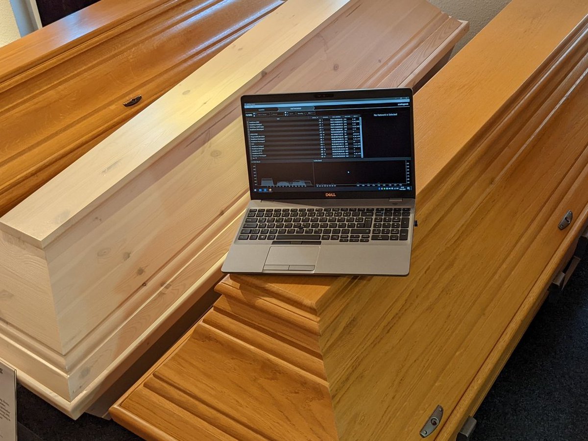 Aus der Reihe unserer ungewöhnlichen Arbeitsplätze: Bei unserem Kunden Sarg Müller haben wir das WLan optimiert und waren dafür im Bestattungsunternehmen unterwegs.