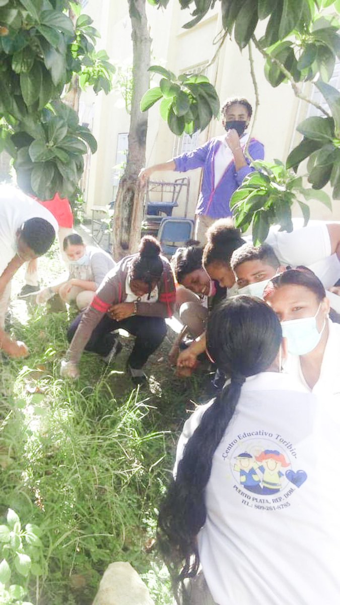 Did you know our school has its own garden?!!? Our students grow fruits and vegetables that are then used to make nutritious, delicious meals that they are served daily. 
Here are our high school students are working with our third graders in the garden. 🍅 🥒 🥦 

#RubensShoes
