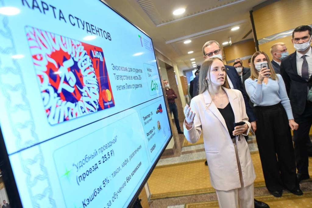ITIS_KFU's tweet photo. Рустам Минниханов оценил суперсервис, в команду разработчиков которого вошли студенты ИТИС📲
На выставке к итоговой коллегии Минцифры РТ презентовали проект https://t.co/9JBnhr1NIS
📸 Портал "Официальный Татарстан"
#ИТИС #КФУ #СтудентТатарстана
https://t.co/fh7SzJysom.. https://t.co/gMrDisgJls