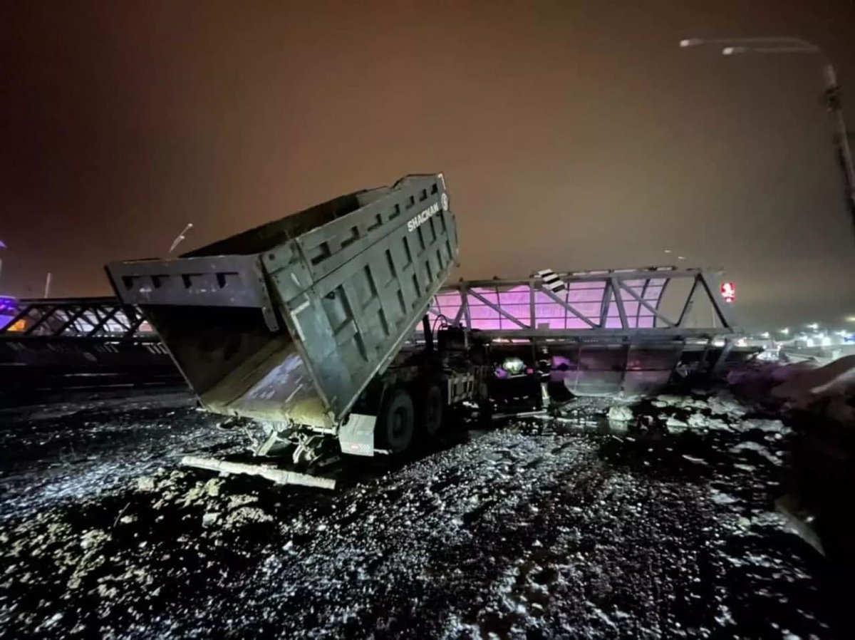 Недавний очередной снос надземного пешеходного перехода в подмосковной Балашихе. 
 Из-за поднятого кузова грузовика, который зацепил тяжелую конструкцию над дорогой, водитель грузового самосвала снес надземный пешеходный переход.
Пострадал водитель самосвала, его зажало в кабине.