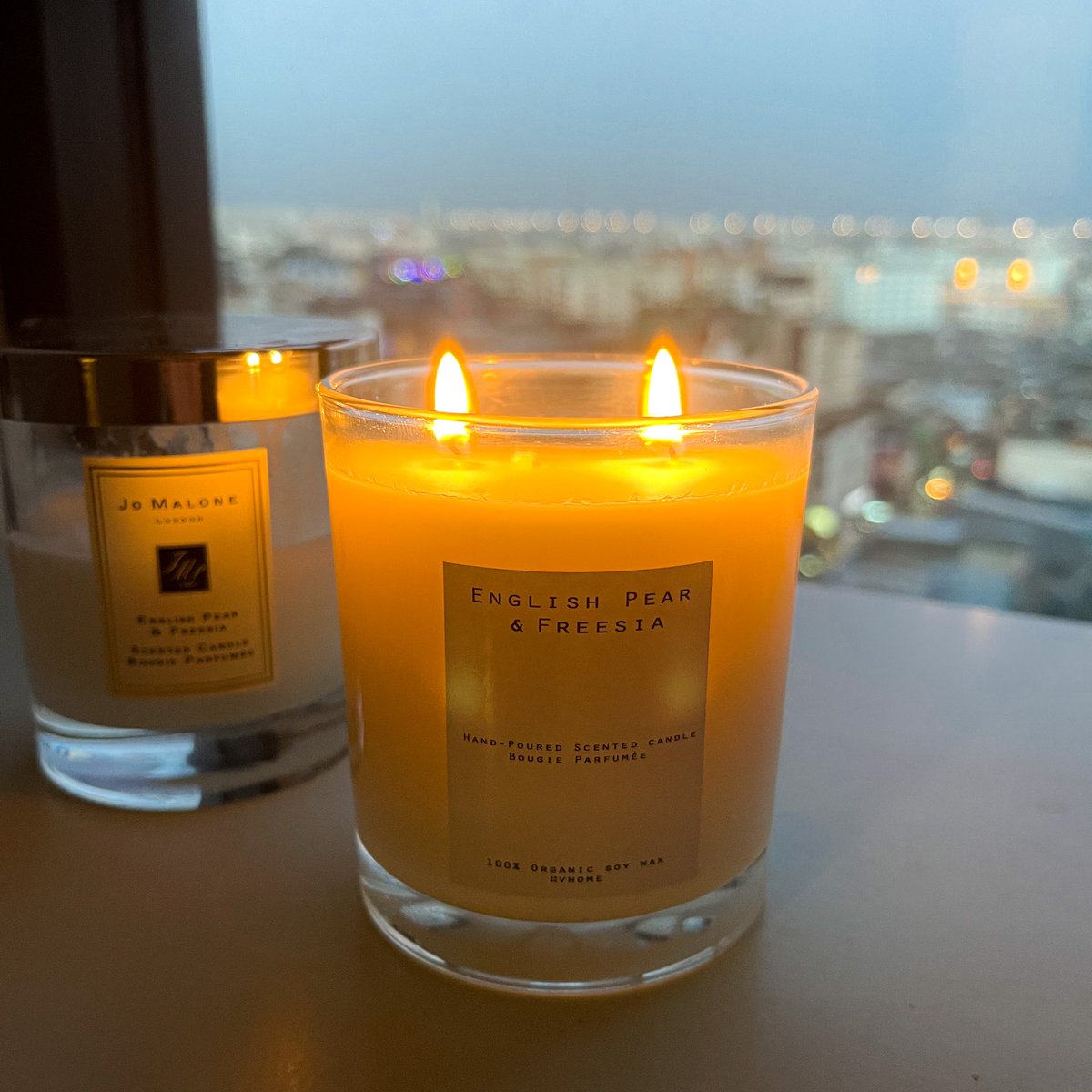 ซ้ายเทียนหอม Jomalone คือห้องหอมมากก น่านอนขึ้น 1000 % อันขวาเป็น dupe กลิ่น English Pear คือไม่เหมือนนะ แต่คล้ายย ด้วยที่น้องราคาน่ารัก แต่ถ้าใครอยากให้แฟนปลื้มม แนะนำ Jomalone เลออ ซ้าย : bit.ly/3GFk4QC ขวา  : bit.ly/34x4Yj9