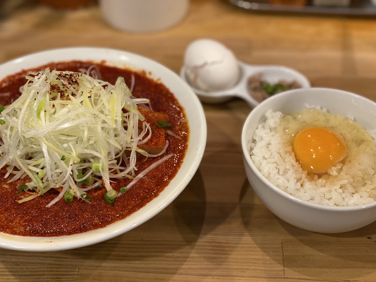 aeg_chang's tweet photo. 極鶏。赤だく並＋玉子かけごはん。ネギ増し。なんとまぁ！わたくしの想像なんて遥かに超えてきた。
スープがね、一瞬で消えた。そもそもスープだったのか。こんな濃厚MENは初めて。しかもアナタこんな真っ赤なのに辛口じゃないなんて💋
#MENは見た目じゃないだぜ麺 
#ラ��メン https://t.co/jVas3o3vg3