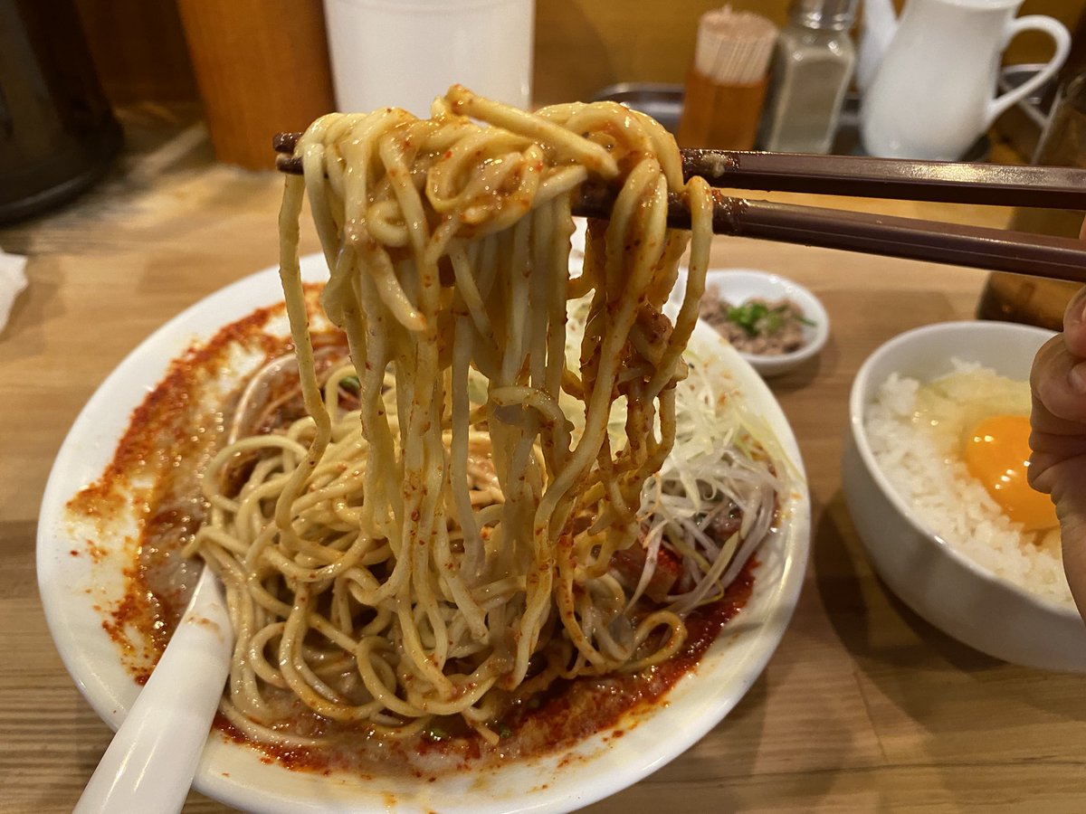 aeg_chang's tweet photo. 極鶏。赤だく並＋玉子かけごはん。ネギ増し。なんとまぁ！わたくしの想像なんて遥かに超えてきた。
スープがね、一瞬で消えた。そもそもスープだったのか。こんな濃厚MENは初めて。しかもアナタこんな真っ赤なのに辛口じゃないなんて💋
#MENは見た目じゃないだぜ麺 
#ラ��メン https://t.co/jVas3o3vg3