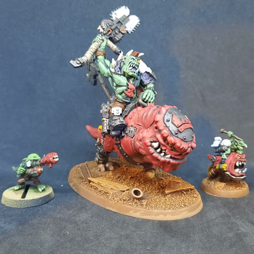 Spoogles's tweet image. #hobbystreak day 40! A few minutes here &amp;amp; there each night for the last week. Mainly drybrushing bases, layering armour colours &amp;amp; picking out teeth, claws, trophies &amp;amp; tongues. Layers &amp;amp; highlights on the pelts, cloth &amp;amp; metals to go! #warhammercommunity #warmongers #orks #waaagh