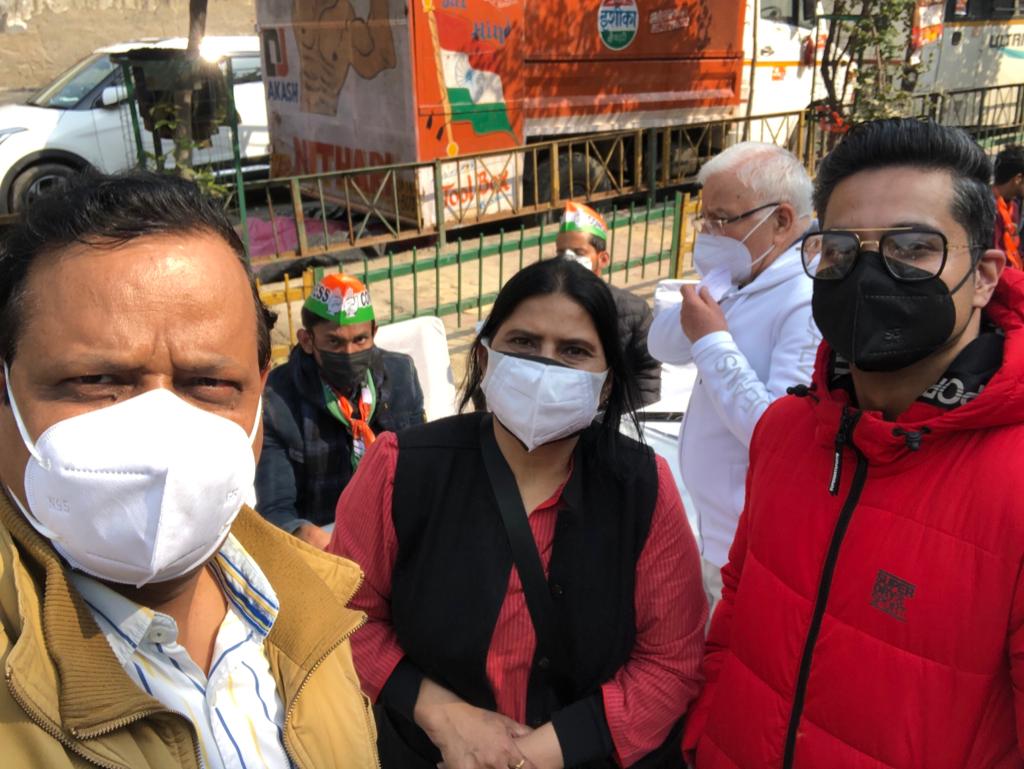 AIPC Noida Chapter's Office Bearers at the polling booth in Noida..
#Elections2022 
<a href="/ProfCong/">All India Professionals' Congress (AIPC)</a>  <a href="/pankhuripathak/">Pankhuri Pathak पंखुड़ी पाठक پنکھڑی</a> <a href="/ReenaRao196/">Reena Rao</a> <a href="/sidTDelhi/">sidTDelhi</a> @prateekdwivedi0