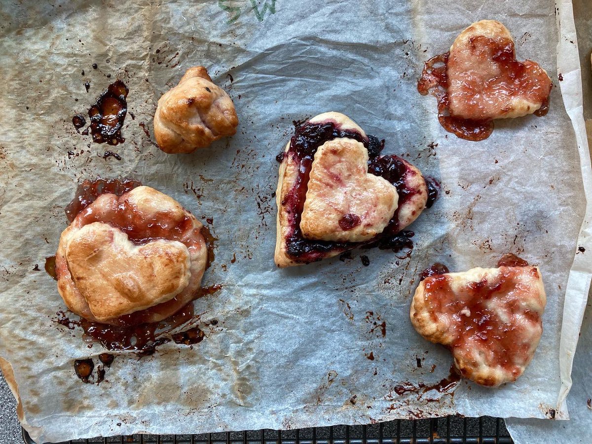 IvyHouseSchool's tweet photo. Rubies made ‘Queen of Hearts Jam Tarts’ for the people they love! Lots of rolling and squashing the dough and then smelling and tasting the different jams! ♥️ #ChildrensMentalHealthWeek #SensoryCooking https://t.co/Q2oCWkqFpd