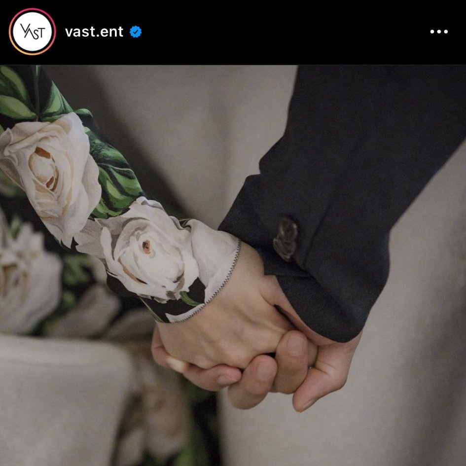 infodrakor_id's tweet photo. #HyunBin: aku berjanji padanya yang akan selalu membuatku tersenyum. Mari kita berjalan melalui hari hari yang akan datang

#SonYeJin: Aku menemukan seseorang untuk menghabiskan sisa hidupku dengannya https://t.co/O8NfJZAVpg