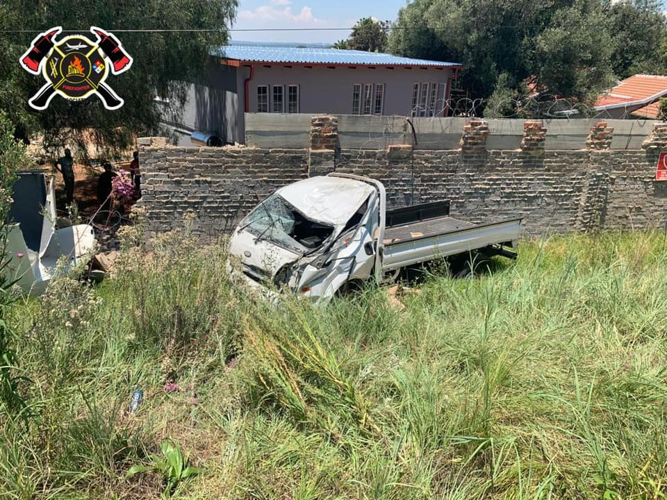 _ArriveAlive's tweet photo. One seriously injured in a vehicle rollover in Johannesburg https://t.co/FUwYqJ6kSg
#ArriveAlive #Collision #Rollover #CGFA https://t.co/vgPuDupTzd