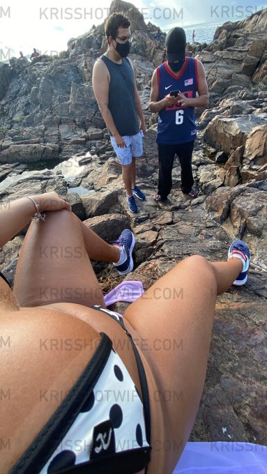 Minha rainha @krisshotwife se exibindo atr&aacute;s do Farol Da Barra, que estava lotada de homens pescando<a class="tags" target="_blank" title="On Twitter" href="/?out=eyJ0eXAiOiJKV1QiLCJhbGciOiJIUzUxMiJ9.eyJpYXQiOjE3MjQ3NDQwMzcsImlzcyI6InR3cG9ybnN0YXJzLmNvbSIsIm5iZiI6MTcyNDc0NDAzNywiZXhwIjoxNzU2MjgwMDM3LCJyZWRpcmVjdF91cmwiOiJodHRwczovL3R3aXR0ZXIuY29tL2tyaXNzaG90d2lmZSJ9.QlTduVuP-TF8DltpI8YZUfn32K0EwR0ORi63Oq3zNAgcaCFk6d9NTf5hcS2R-ecavBU26bxxhjx_jf6IUxlvpQ">@krisshotwife</a><a href="/tag/krisshotwife"class="tags"><span>#krisshotwife</span></a>