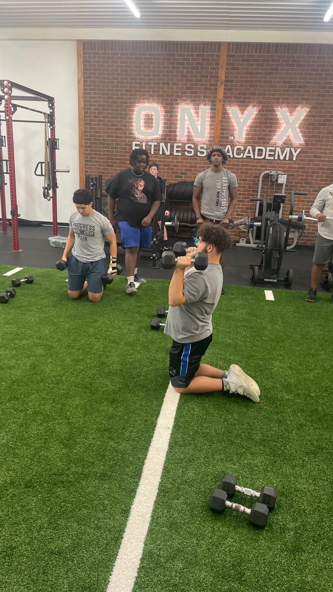 ArmedPHorce's tweet photo. As a strength coach athletes depend on and feed off your energy so I bring my best EVERY DAY in an effort to get the very best out of them and I love the way my athletes are reaching new milestones 💪🏾💪🏾💪🏾

#BBAATHLETICS
#ONYXFITNESSACADEMY https://t.co/4dwdn7Uk4c