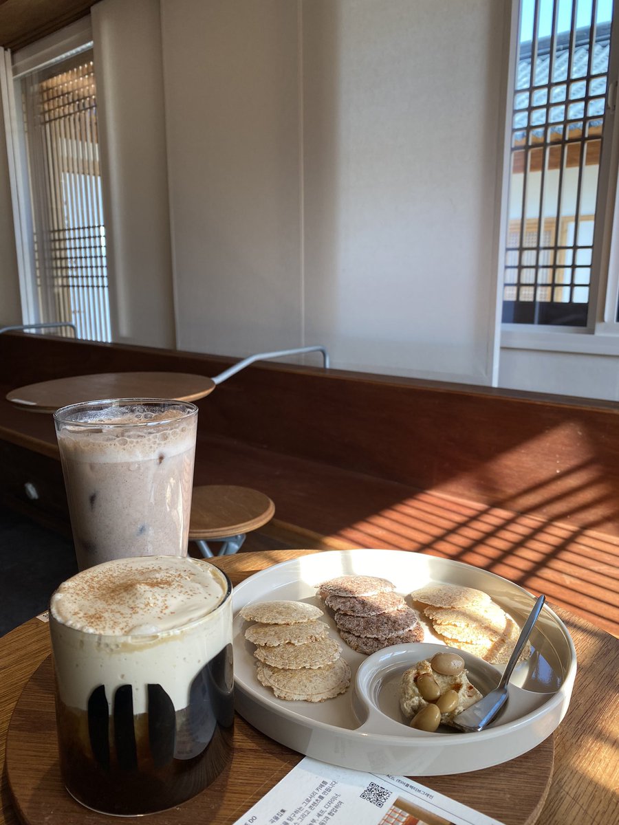 my_k_history's tweet photo. 부여, 공주 추천하는 디저트 카페 타래.

공주 ‘곡물집’
토종 곡물을 활용한 음료와 디저트를 파는 독특한 공간입니다. 곡물 크림커피와 그레인 라떼, 토종콩 후무스와 곡물 라이스칩을 먹었어요. 원두 고르듯이 곡물을 선택해 마시는 신기한 경험. 원두&amp;화장품 패키지 같지만 곡물과 간장이란 점. https://t.co/fNPiwyt8pX
