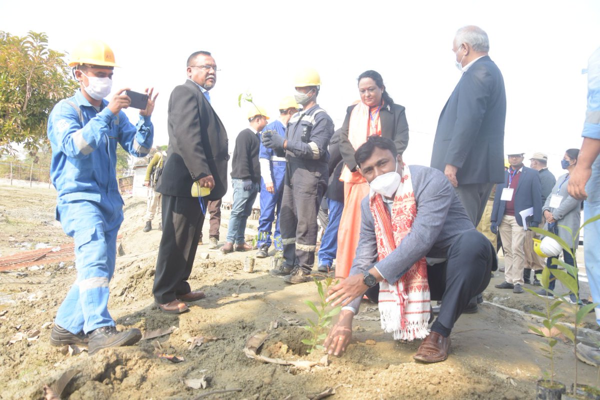 OilIndiaLimited's tweet photo. The first phase of 4500m will be drilled by deploying a 2000 HP rig and for next phase of 1950m drilling, 3000 HP rig is proposed to be deployed. The Block is operated under a consortium between OIL (PI-40%), ONGCL (PI-40%) & #BPRL (PI-20%).(3/4)
#oilindialimited https://t.co/1oNcqeFmXR