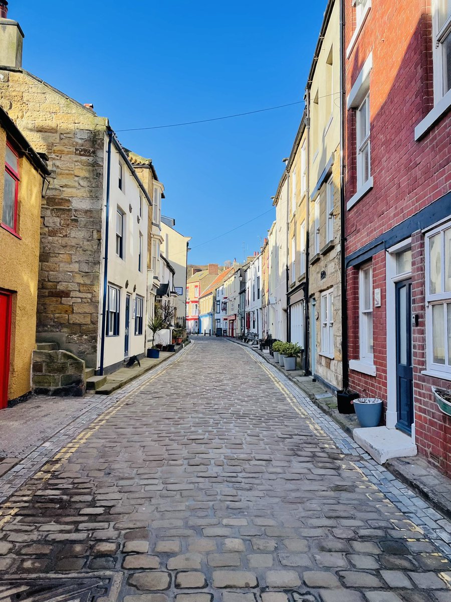 Blue skies and cobbled streets are my favourite 💙 #staithes #northyorkshire #northyorkshire #villagesbythesea #coastalvillage #cobbledstreets