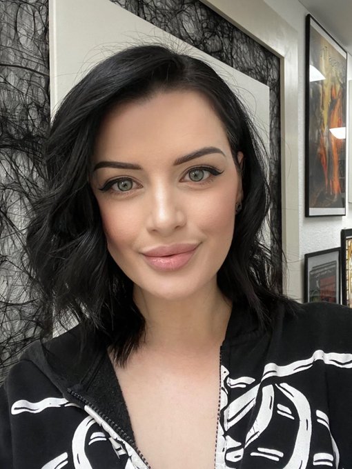 New hair style ? https://t.co/SfJxhdm5FK