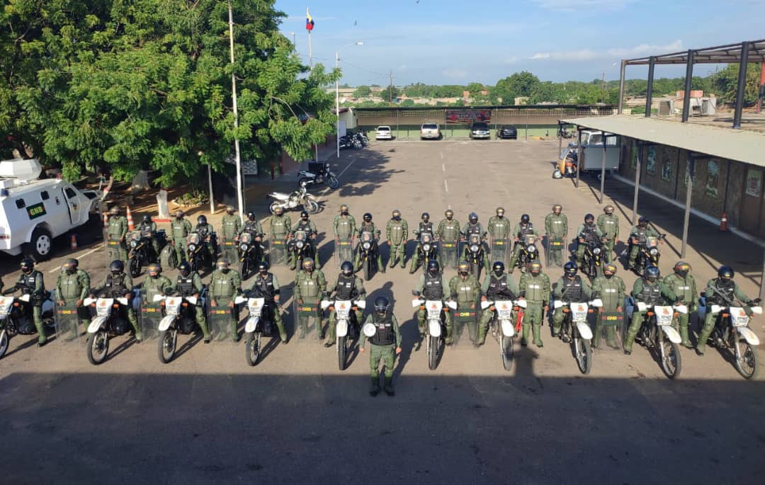 capcmdte1eraci1's tweet photo. #10Feb || Los Centinelas del @DesurZulia1 se mantienen alertas, antes cualquier situación de orden público que atente contra el buen desarrollo de las actividades diarias de nuestro Pueblo Zuliano. Somos Garantes de Paz! 
#UsaElBolivarDigital 
#FANB
#GNBZulia https://t.co/RjmsxA0ww5