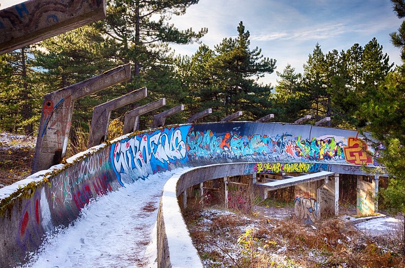 marcelpirineus's tweet photo. Aquestes són les instal·lacions construïdes a Sarajevo el 1984 que el govern vol utilitzar per algunes proves dels JJOO al Pirineu🏔

Trampolins, pistes de bobsleigh o skeleton que porten 30 anys abandonades.

Què pot sortir malament? https://t.co/UfIK36OvCc