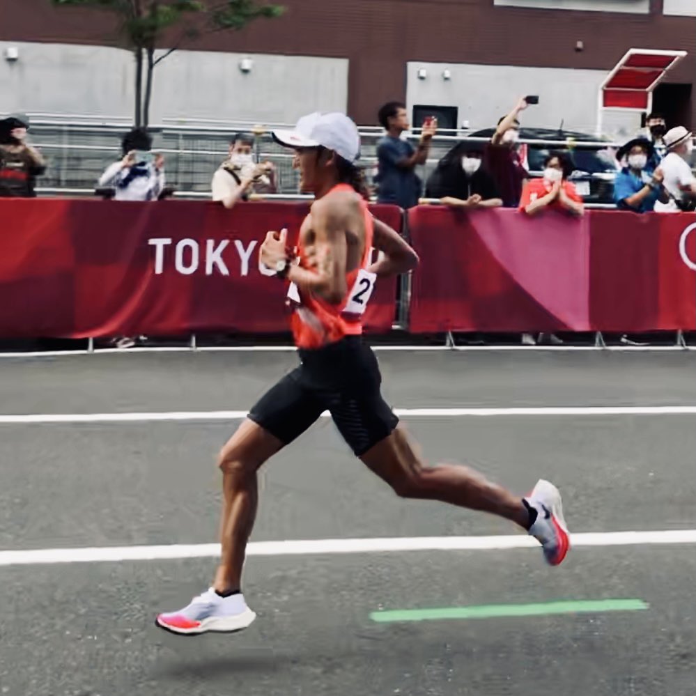 atm_jp's tweet photo. 先日の大迫選手の現役復帰の一報は、全市民ランナーにも様々な夢や期待をもたらしたと感じましたし、(ここから妄想)実は昨年の五輪で引退した後もトレーニングは続けていて、MGC出場権のかかる国内最終レース辺りで、華々しく出場権は獲得して、パリの代表に名乗りあげるんじゃないだろうか😳(続く) https://t.co/UMr0peGRkB
