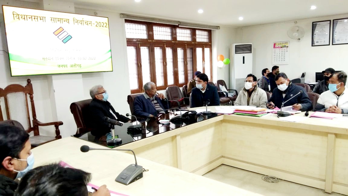 DeoAligarh's tweet photo. मा.विशेष सामान्य प्रेक्षक एवं मा. सामान्य पुलिस प्रेक्षक ने कंट्रोल रूम/निर्वाचन नियंत्रण कक्ष का निरीक्षण कर टोल फ्री नंबर 1950 सहित ईवीएम जीपीएस ट्रैकिंग,सोशल मीडिया सेल, सी विजिल, आईजीआरएस, एनजीआरएस आदि के संबंध में जानकारी प्राप्त की। 
#AssemblyElections2022
@ceoup
@ECISVEEP https://t.co/I3weASj8bz