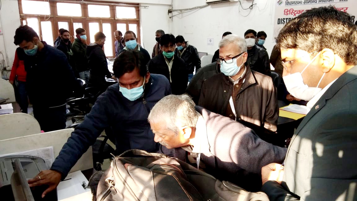 DeoAligarh's tweet photo. मा.विशेष सामान्य प्रेक्षक एवं मा. सामान्य पुलिस प्रेक्षक ने कंट्रोल रूम/निर्वाचन नियंत्रण कक्ष का निरीक्षण कर टोल फ्री नंबर 1950 सहित ईवीएम जीपीएस ट्रैकिंग,सोशल मीडिया सेल, सी विजिल, आईजीआरएस, एनजीआरएस आदि के संबंध में जानकारी प्राप्त की। 
#AssemblyElections2022
@ceoup
@ECISVEEP https://t.co/I3weASj8bz