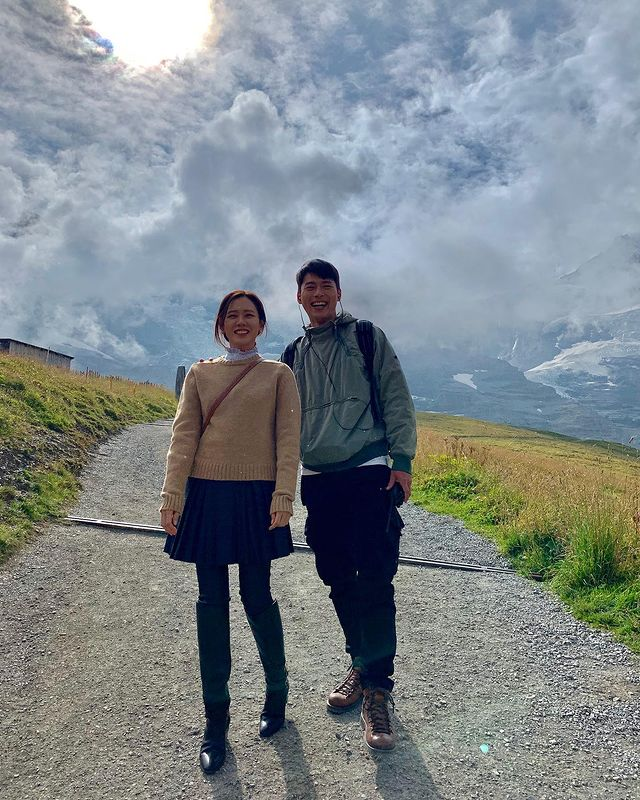 ABSCBNNews's tweet photo. "Crash Landing On You" lead stars Hyun Bin and Son Ye-jin announce that they are getting married. (📸IG/ Son Ye-jin) https://t.co/81LxysoU3X
