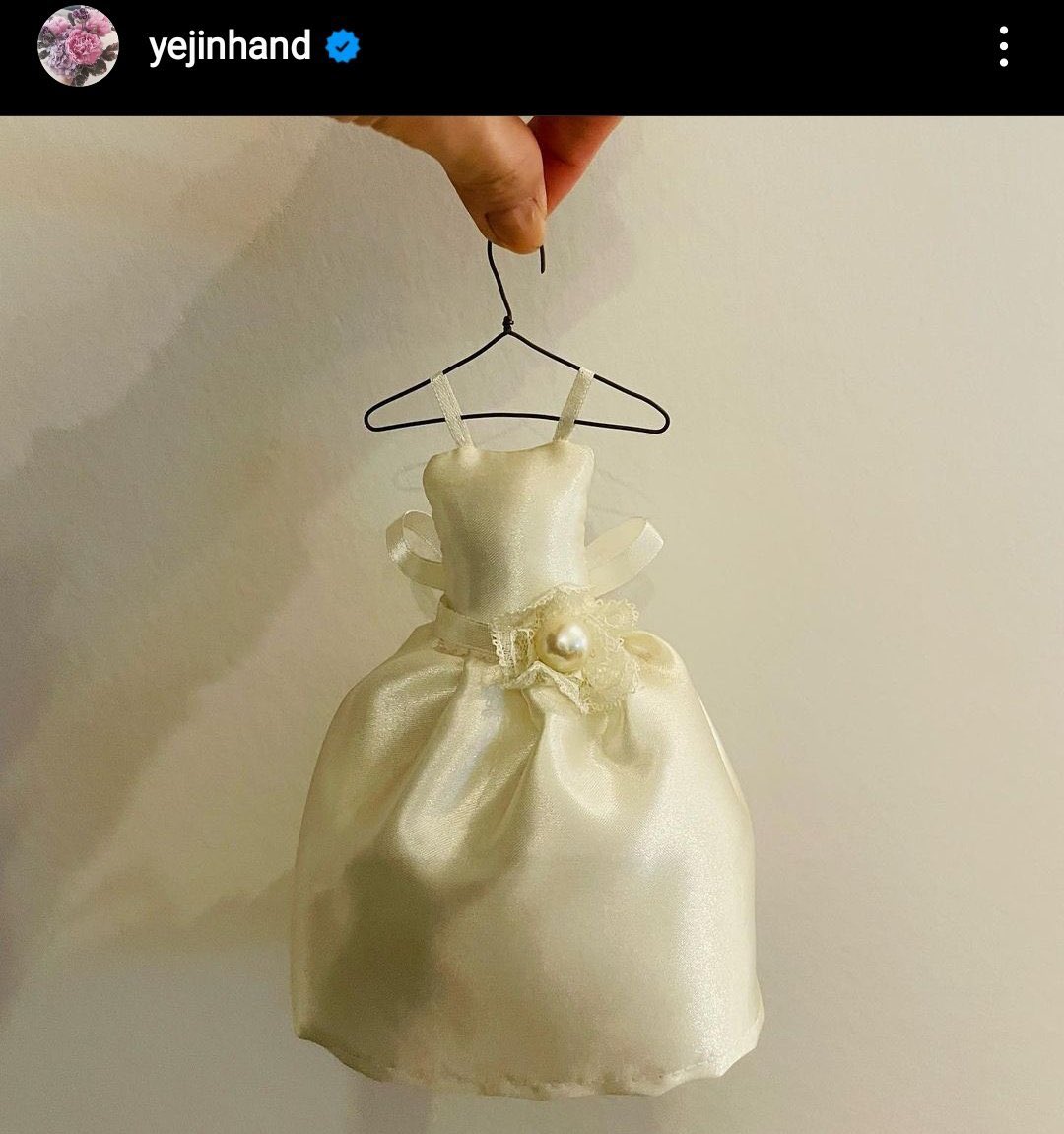 doramabra's tweet photo. SÃO ELES! 💍 #SonYejin anunciou seu casamento com #HyunBin no Instagram: — “Encontrei alguém com quem passar o resto da minha vida… Nos ajude a celebrar o início do nosso futuro.” 

Confira a tradução na imagem abaixo e toda felicidade do mundo para esse casal maravilhoso! 💓 https://t.co/WkUnJ67agY