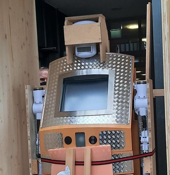 VolkerRahn's tweet photo. Unser  hessen-nassauischer #Segensroboter #BlessU2 ist auf Tour. Bis Juni ist er in  #PlanetDigital im Musuem für Gestaltung Zürich zu sehen. Er lernte extra schwitzerdütsch...   
🤖https://t.co/s5OQOZ5eS0
 @ekhn_de @PlanetD1gital @musgestaltung @UZH_ch 
#digitalekirche #ekhn https://t.co/0qC1FRFsuP