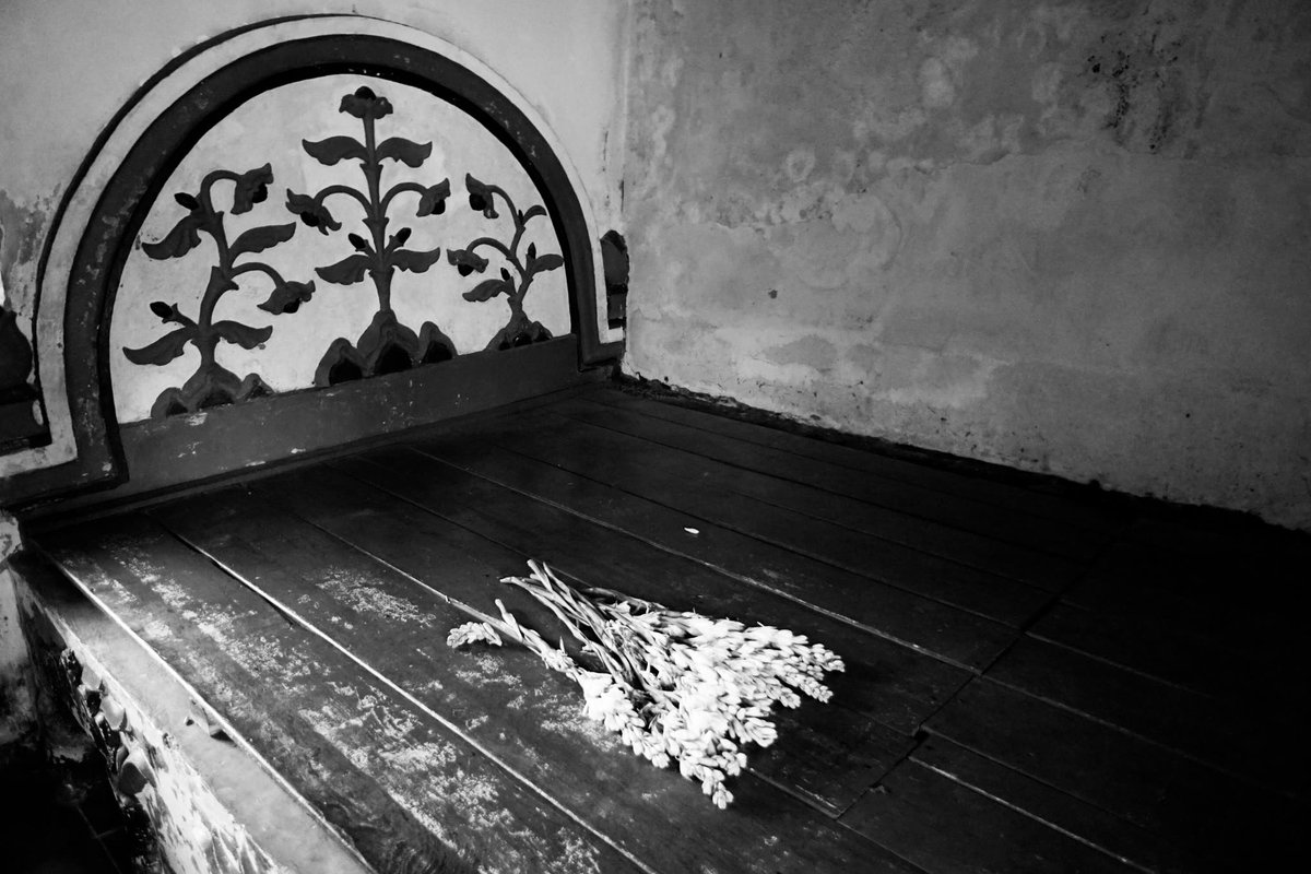 The seconds passed so quickly, yet slowly slowed down and stopped instantly. Quiet, silent and cold. Both eyeballs seemed to be upside down, looking into the contents of the head. How wonderful a time it was even though it was sad. How sad the time has been even though it's fun.