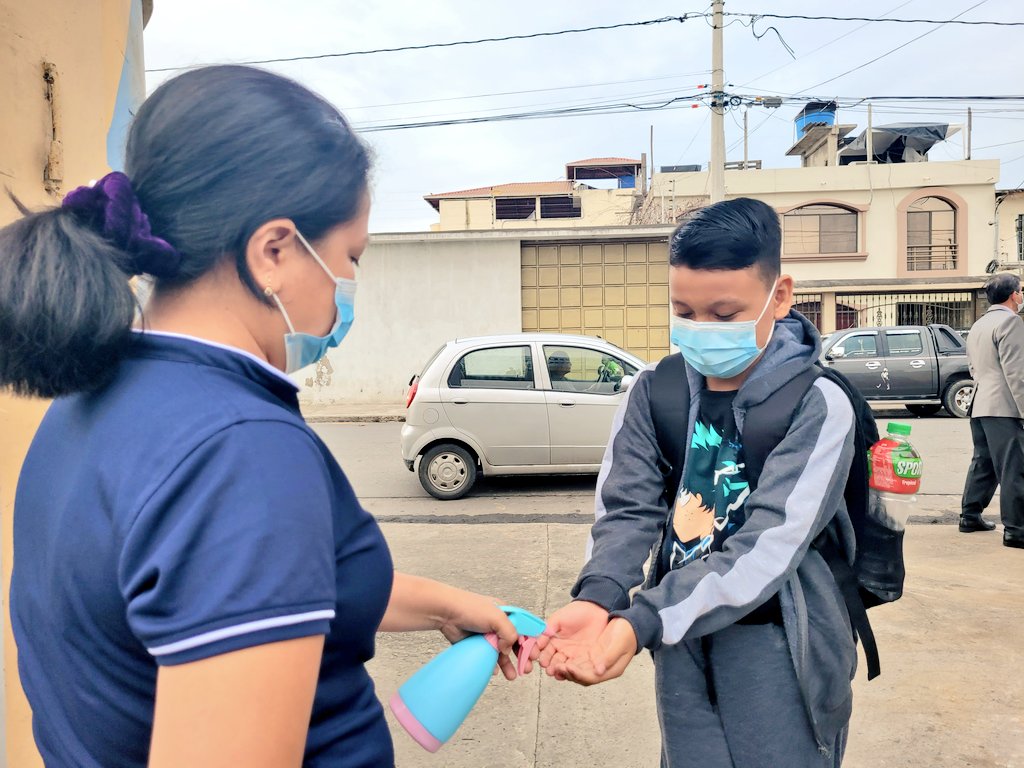 EducacionZ7_Ec's tweet photo. En la Unidad Educativa Enrique Mora Sares, en #Machala, 160 estudiantes reciben clases de forma presencial. Viceministra @CinthyaGame junto al coordinador @camiloaep conversan con estudiantes y docentes sobre la importancia de fortalecer los aprendizajes.

#VolvamosAlCole https://t.co/f5gvltS0w2