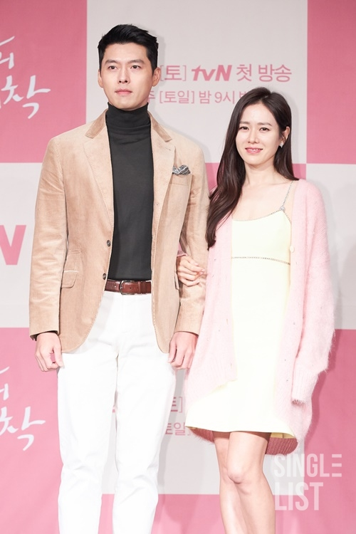 sonyejinbr's tweet photo. 📰 | De acordo com este artigo, #SonYejin e #HyunBin estão pretendendo se casar em março, em uma cerimônia particular, com seus pais e conhecidos de ambas as famílias 🤍

🔗 https://t.co/ZrTrIyX7QB https://t.co/kqbO03u3pf