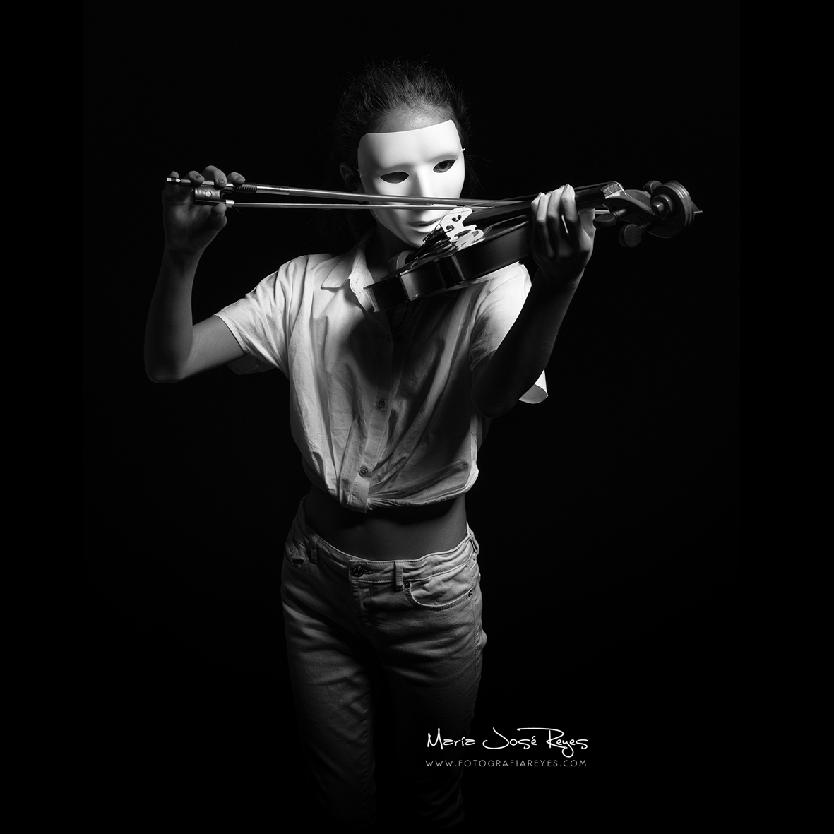 La violinista
Fotografía: María José Reyes
fotografiareyes.com

#viladecans #baixllobregat #fotografiadeestudio #retratodeestudio #blancoynegro #retrato #portrait #fineartphotography #fineart #fineartportrait  #masmujeresfotografas #mariajosereyesfotografia