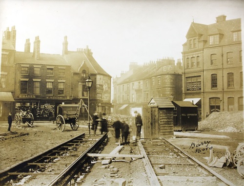 Hull_Museums's tweet photo. This lovely old photo from our collections shows the site of King Edward Street c.1900.
In the centre of the road can be seen the laying of the new tram lines at the junction of Carlisle Street, Chariot Street, Waltham Street and Madeley Street. #OldHull #ThrowbackThursday https://t.co/xNH1u2ba92
