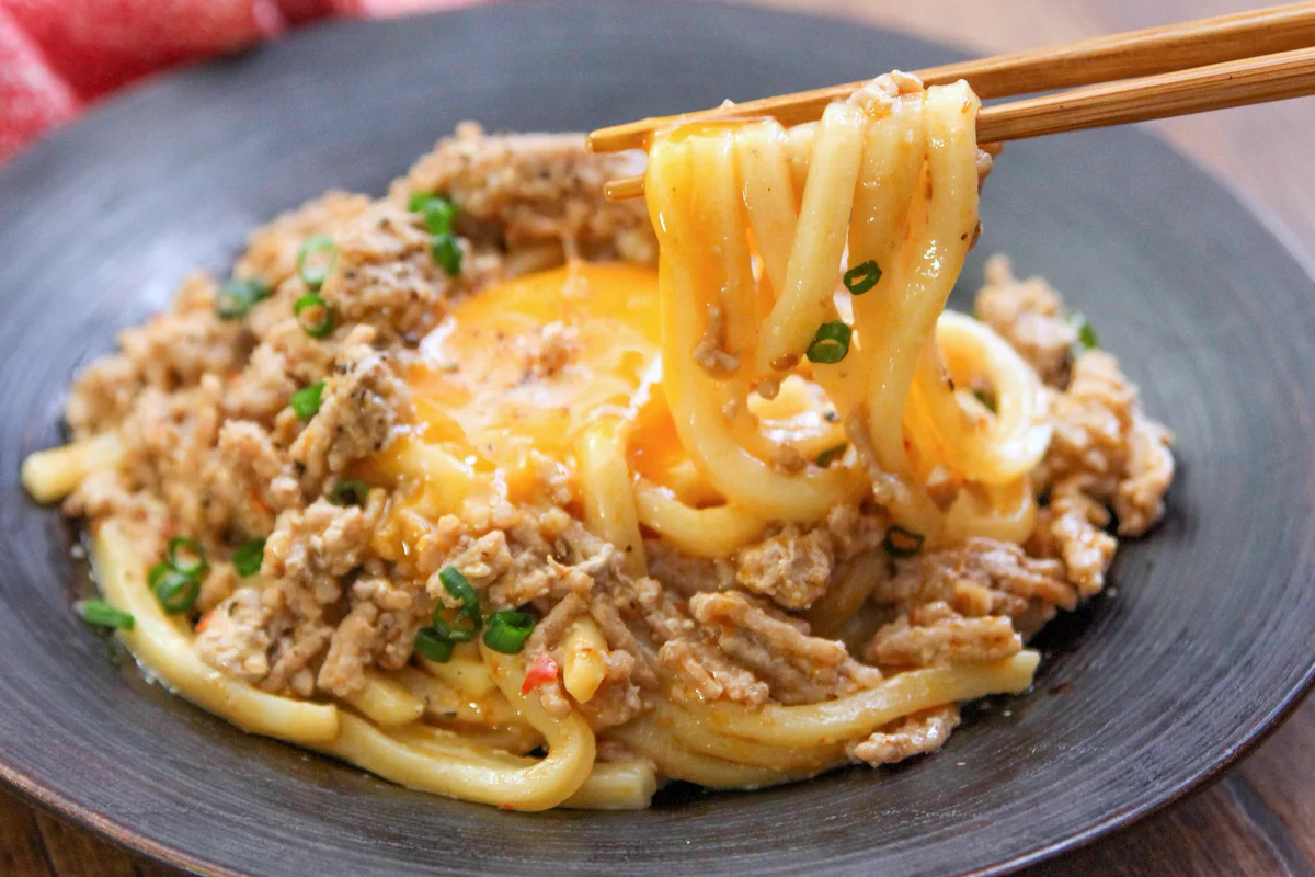 豆板醤などを使った旨辛な味付けでお箸が進みそう！とっても美味しそうな「うどん」レシピ！
